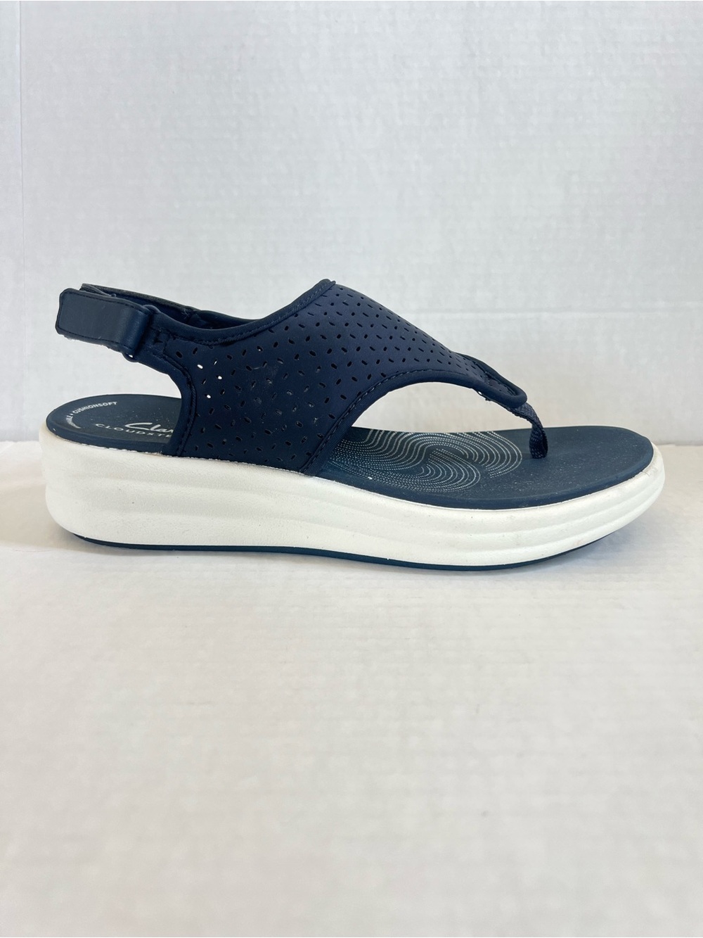 Clark’s Cloudstepper Drift Blossom Navy Thong Sandal with Cushioned White Sole 8 - Picture 3 of 13